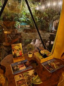 una mesa cubierta con libros y folletos encima de una mesa en Momotus Glamping, en Florencia