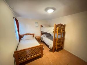 Ένα ή περισσότερα κρεβάτια σε δωμάτιο στο Cabaña Bahía Loreto - Bahia Inglesa