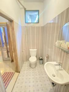 COLORFUL HOUSE في غيلي تراوانغان: حمام مع مرحاض ومغسلة