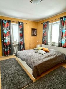 um quarto com uma cama e duas janelas em 80m2 Central Lahti Apartment @Karjalankatu em Lahti