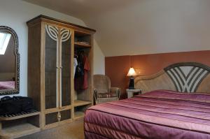 a bedroom with a bed and a dresser and a mirror at Hotel Martinique in Nieuwpoort