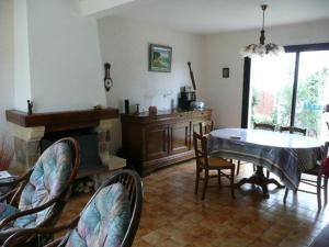 een woonkamer met een tafel en een open haard bij Villa Saint-Pierre-Quiberon, 5 pièces, 8 personnes - FR-1-478-13 in Saint-Pierre-Quiberon