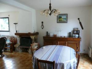 een woonkamer met een tafel en een open haard bij Villa Saint-Pierre-Quiberon, 5 pièces, 8 personnes - FR-1-478-13 in Saint-Pierre-Quiberon
