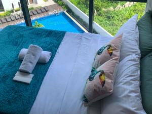 Letto o letti in una camera di Mactan Newtown - New Modern Condo with Ocean View