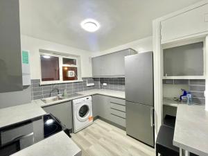 ロンドンにあるModern 3 bedroom flat Camden Townのキッチン(洗濯機、乾燥機付)