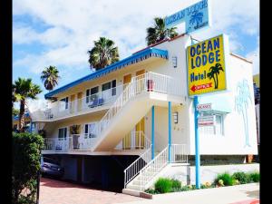 um edifício branco com um sinal em frente em Ocean Lodge Santa Monica Beach Hotel em Los Angeles