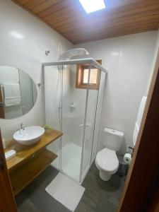 a bathroom with a shower and a toilet and a sink at Hospedagem Casa Lorenzi 2 in Urubici