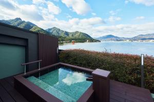 een zwembad met uitzicht op het water bij 厳島いろは in Miyajima