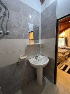 un bagno con lavandino e specchio di Torya Nubian House a Aswan