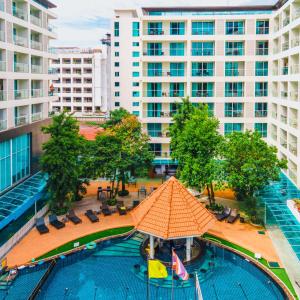 een uitzicht over een zwembad in een gebouw bij Centara Pattaya Hotel in Pattaya