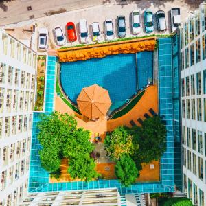 una vista aérea de una piscina con sombrilla en Centara Pattaya Hotel en Pattaya centro