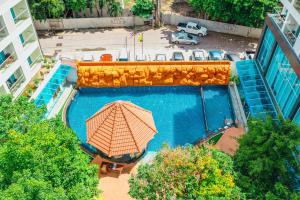 an overhead view of a swimming pool with an umbrella at Centara Pattaya Hotel in Pattaya Central