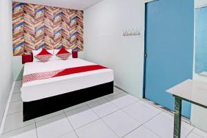 um quarto com uma cama e uma porta de vidro em OYO Life 92032 Utama Hotel & Karaoke em Trenggalek