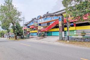 um edifício colorido no lado de uma rua em OYO Life 92032 Utama Hotel & Karaoke em Trenggalek