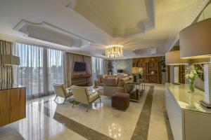 安曼的住宿－安曼凱悅大酒店，客厅配有沙发和桌子