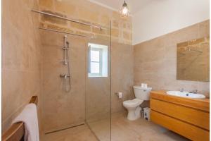 Bilik mandi di POOL & SPA - wellness VILLA St Martin