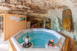 Gambar di galeri bagi POOL & SPA - wellness VILLA St Martin di Mġarr
