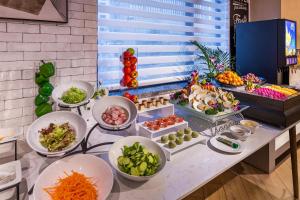 um buffet com diferentes tipos de alimentos sobre uma mesa em Ausotel Smart Guangzhou Zhujiang New Town, Canton Fair Free Shuttle 15 Oct to 04 Nov em Guangzhou