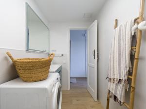モロ・デル・ハブレにあるArena y Calma Jandia con aire acondicionadoのランドリールーム(洗濯機、乾燥機付)