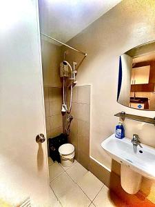 Baño pequeño con aseo y lavamanos en Across Sm City Cebu Sunvida Tower Studio Unit en Cebu City