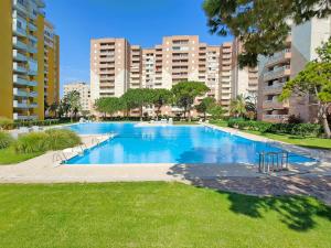 Piscina de la sau aproape de Global Properties, Apartamento con buenas vistas en Canet playa
