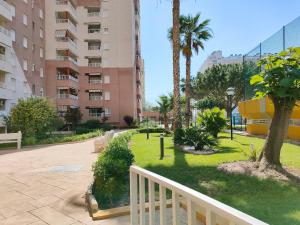 O grădină în afara Global Properties, Apartamento con buenas vistas en Canet playa