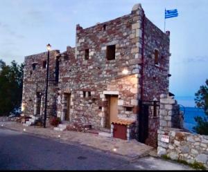コッカラにあるCastle Rizarakiの旗の建つ古い石造りの建物