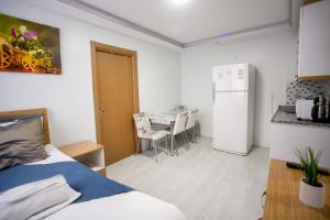 A kitchen or kitchenette at Güven House İstanbul Még 15 kép