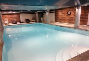a large swimming pool in a hotel room at La Ginabelle - Sauna & Swimming pool - Happy Rentals in Chamonix-Mont-Blanc