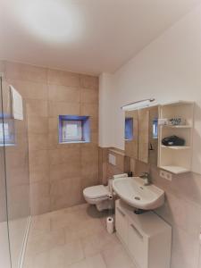 biała łazienka z umywalką i toaletą w obiekcie Apartments HAUS SCHÖN - Preise inclusive Pitztal Sommer Card w mieście Jerzens