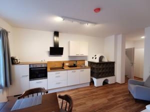 Kuchnia lub aneks kuchenny w obiekcie Apartments HAUS SCHÖN - Preise inclusive Pitztal Sommer Card