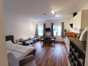 salon z kanapą i stołem w obiekcie Apartments HAUS SCHÖN - Preise inclusive Pitztal Sommer Card w mieście Jerzens