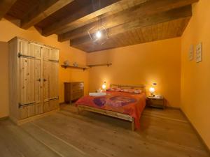 1 dormitorio con cama y techo de madera en Reggia al Sole, en Pieve di Cadore