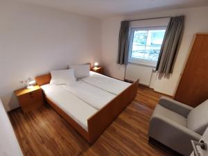 Łóżko lub łóżka w pokoju w obiekcie Apartments HAUS SCHÖN - Preise inclusive Pitztal Sommer Card