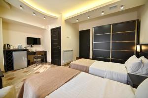 Llit o llits en una habitació de Skyline Hotel Yerevan