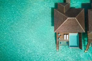 una pequeña casa sobre el agua en el océano en Anantara Veli Maldives Resort - Special Offer On Transfer Rates For Summer 2024, en Atolón de Malé Sur