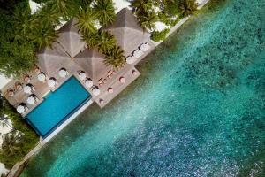 een luchtzicht op een resort met een zwembad en parasols bij Anantara Veli Maldives Resort in South Male Atoll