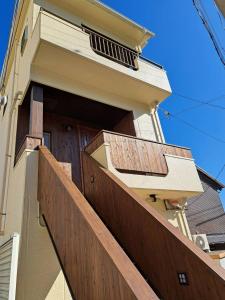 淡路市にあるTiz wan 明石大橋の木塀と扉のある家