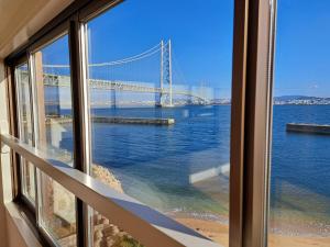 uma vista para uma ponte a partir de uma janela em Tiz wan 明石大橋 em Awaji