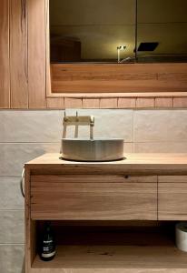 lavabo en un armario de madera con espejo en Native Dog Cabin, en Bremer Bay