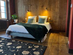 1 dormitorio con 1 cama grande en una habitación en Mercier de Montigny - Les Chambres du Beffroi - SPA et Massage, en Fougères