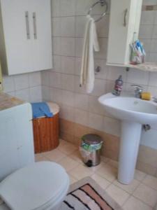 Łazienka z białą toaletą i umywalką w obiekcie TRADITIONAL HOUSE w mieście Monemwasia