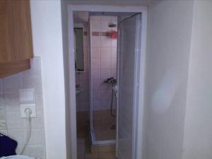 een douche met een glazen deur in de badkamer bij TRADITIONAL HOUSE in Monemvasia
