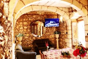 Televiisor ja/või meelelahutuskeskus majutusasutuses Il-Bàrraġ Farmhouse B&B - Gozo Traditional Hospitality
