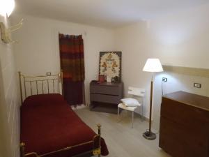 1 dormitorio con 1 cama, vestidor y lámpara en Roomsfree!!!!, en Ariano Irpino