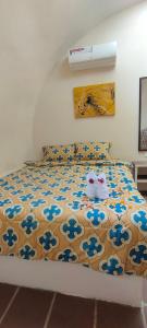 Un dormitorio con una cama con dos tazas. en Done Right en Phumĭ Chroŭy Svay