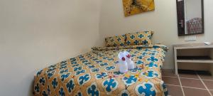 Un dormitorio con una cama con una bolsa. en Done Right en Phumĭ Chroŭy Svay
