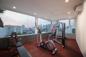 Fitness centrum a/nebo fitness zařízení v ubytování FTE Ba Dinh Hotel