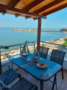スカラ・カリラキスにあるAegean Balconyの青いテーブル(モデルボート付)