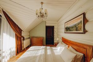 een slaapkamer met een bed en een kroonluchter bij Wonder in Palyanytsya